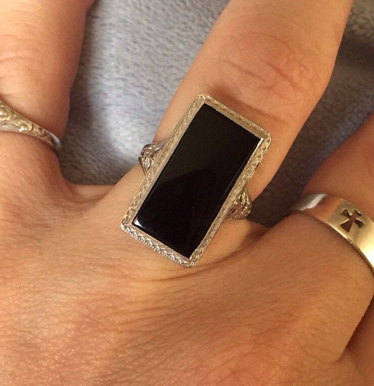 Art-Deco-14K Weißgold Flache Große Onyx Filigrane Ring Größe 6 Siegelring Art-Deco-14K Weißgold Flache Große Onyx Filigrane Ring Größe 6 Siegelring von LiamBySevanna