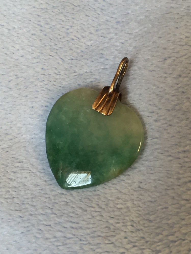 Art-Deco-Anhänger Aus Geschnitztem Herz Grüner Jade von LiamBySevanna
