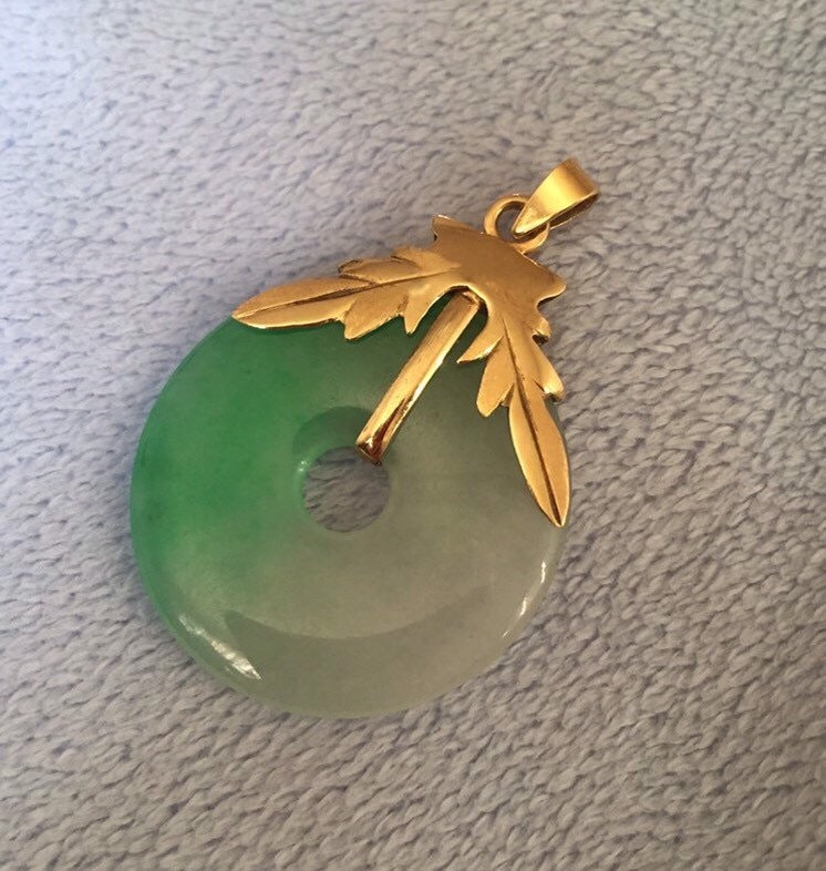 Art-Deco-Eichel Blatt 18K Solid Gold Echte Geschnitzte Transluzente Apfelgrüne Jade Donut Disk Anhänger von LiamBySevanna