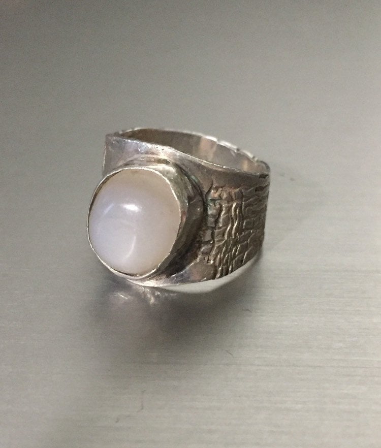 Art-Deco-Ring Aus Sterlingsilber Mit Geschnitztem Holzmotiv Und Undurchsichtigem Mondstein 7 von LiamBySevanna