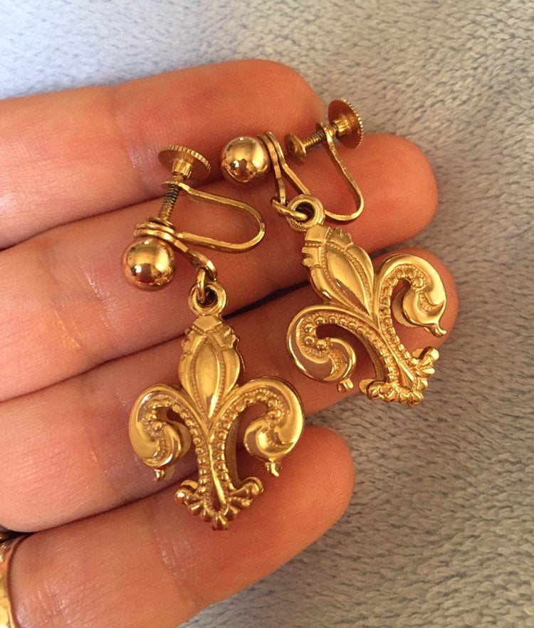 Ein Paar Fleur De Lis Vintage Ohrringe von LiamBySevanna