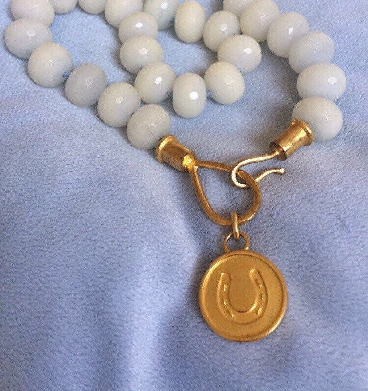 Große Chalcedon-Hufeisen-Reiter-Halskette Mit Gebürstetem Gold-sterlingsilber-Hakenverschluss Und Hufeisen von LiamBySevanna