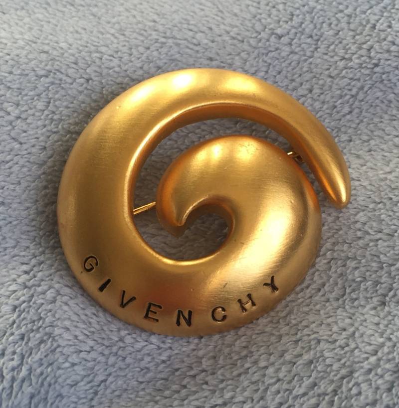 Große Givenchy-Nadelbrosche Aus Mattem Gold Große Givenchy-Nadelbrosche Aus Mattem Gold von LiamBySevanna