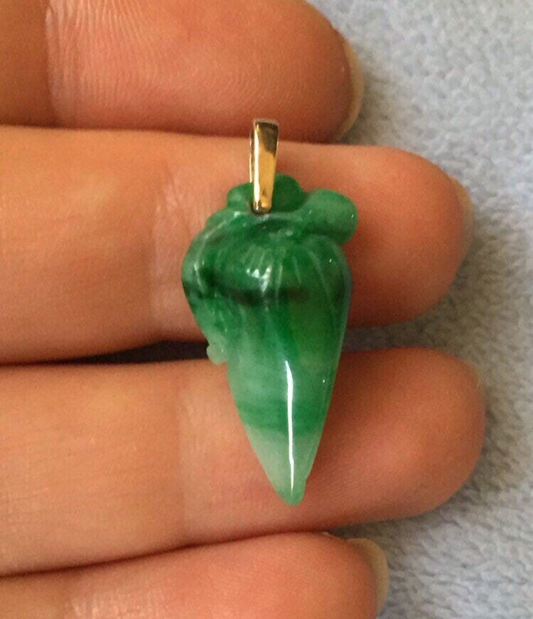 Grüner Anhänger Aus Echtem, Natürlich Geschnitztem Jade-14-Karat-Massivgold von LiamBySevanna