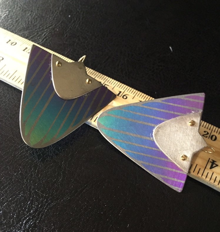 Jugendstil Regenbogen Niobium Schild Ohrringe Aus Sterlingsilber Signiert von LiamBySevanna