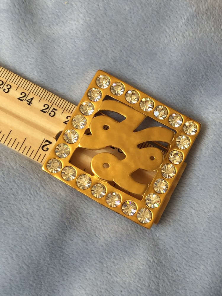 Kultige Karl Lagerfeld Matte Gold Signaure Große Brosche Kl Pin Kultige Karl Lagerfeld Matte Gold Signaure Große Brosche Kl Pin von LiamBySevanna