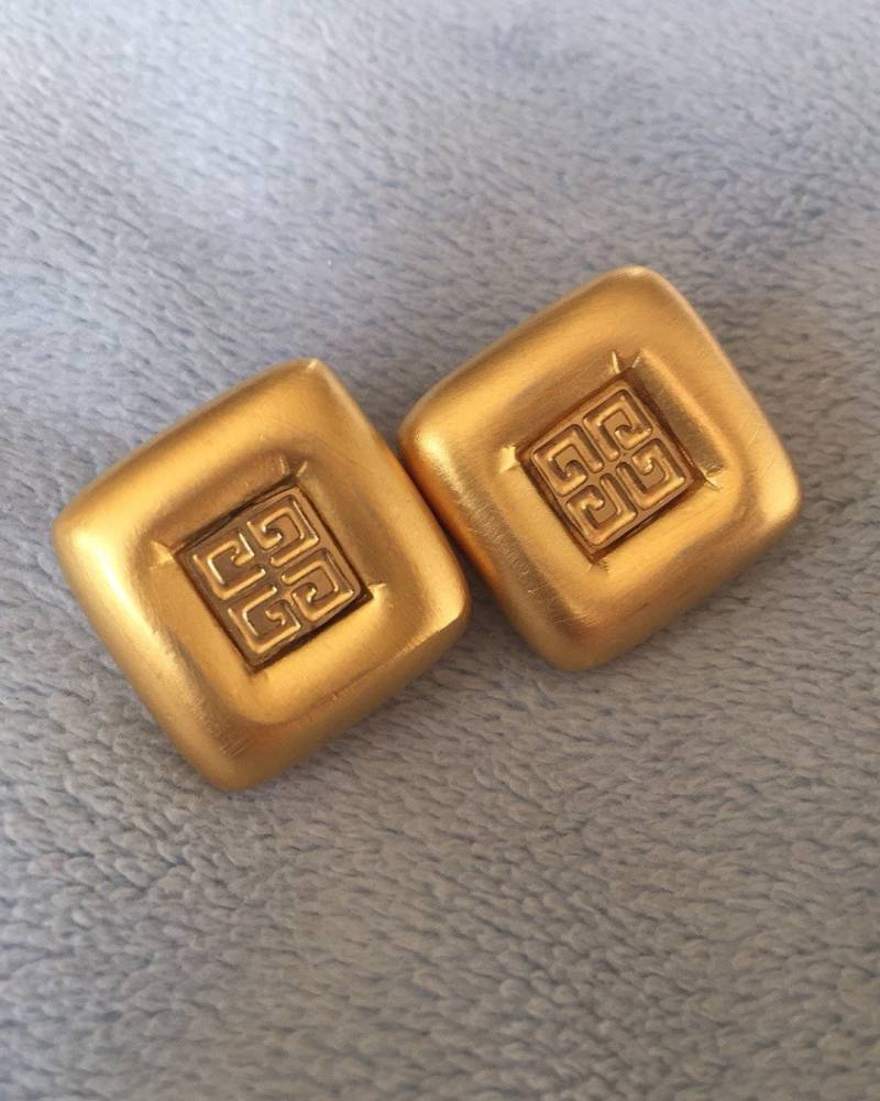 Puffy Standig Logo Ohrring Matt Gebürstet Gold von LiamBySevanna