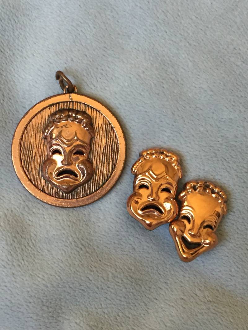 Renoir Copper Set Aus Komödie Und Tragödie Doppelseitiger Anhänger Ohrringe von LiamBySevanna