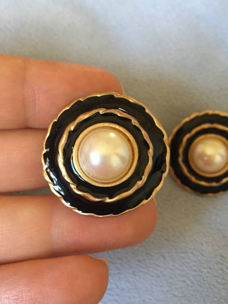 Seltene Spitze Schwarze Rose Emaille Gegebenchy Ohrringe von LiamBySevanna