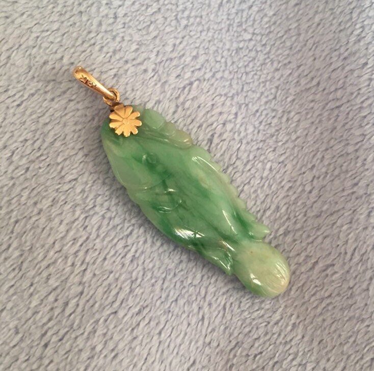 Spektakulärer 18K Art Deco Apfel Grün Jade Geschnitzter Fisch Anhänger von LiamBySevanna