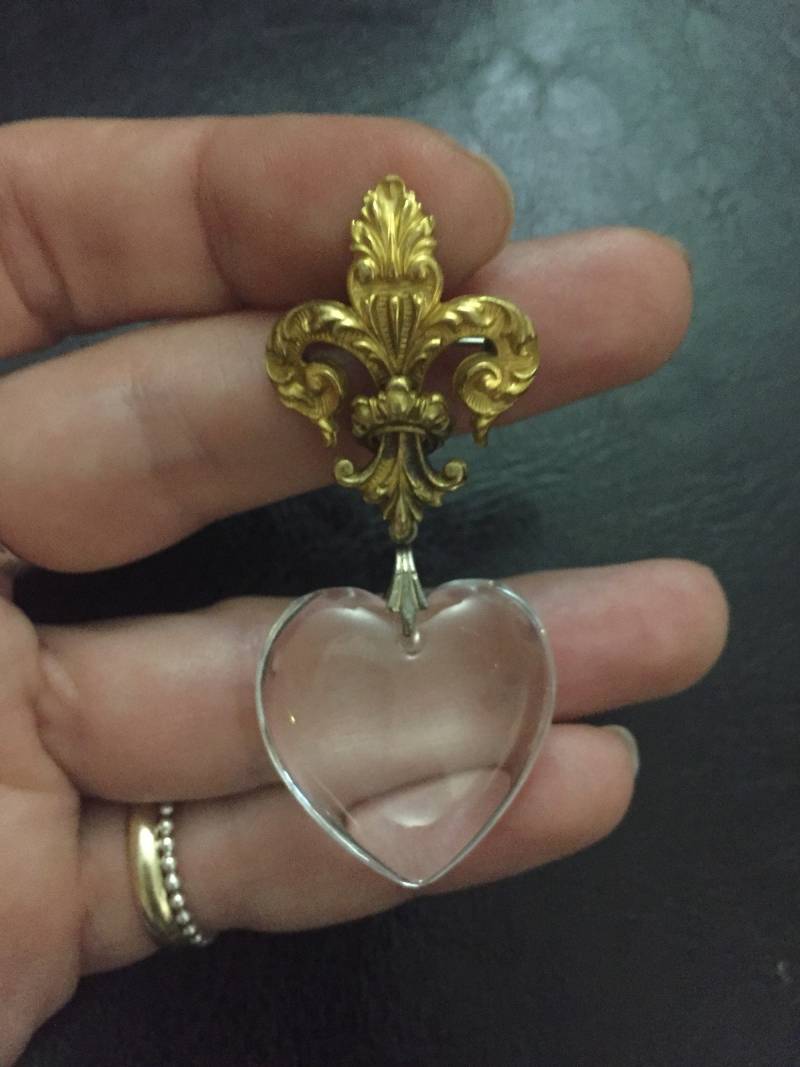 Vergoldete Jugendstil-Fleur-De-Lis-Anstecknadel Mit Großem Glasherz-Anstecker/Anhänger Vergoldete Jugendstil-Fleur-De-Lis-Anstecknadel Mit Großem Glasherz-Anstecker/Anhänger von LiamBySevanna