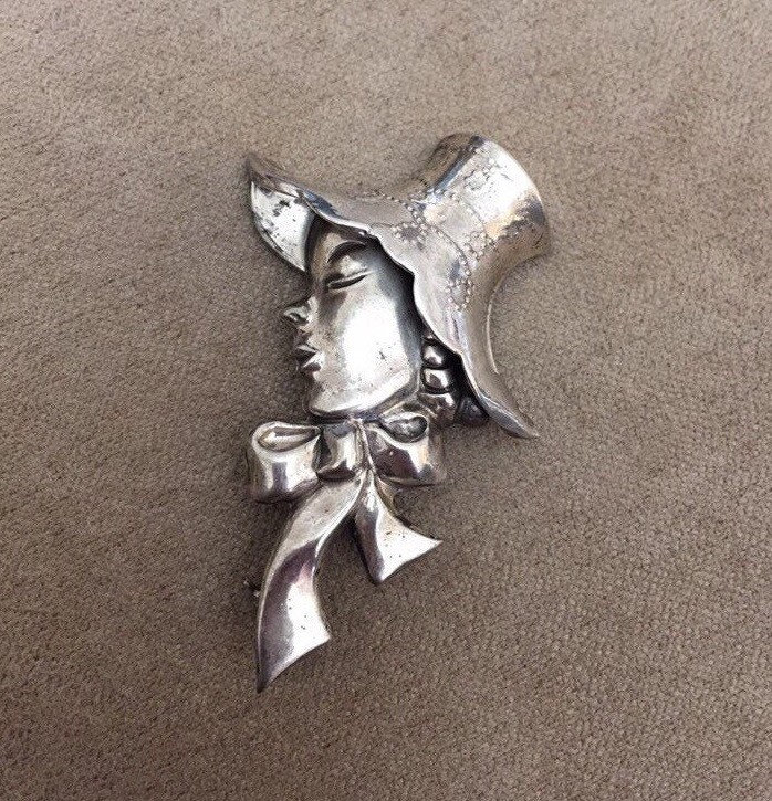 Vintage 1940 Mädchen Mit Hut Lang Sterling Brosche Pin von LiamBySevanna