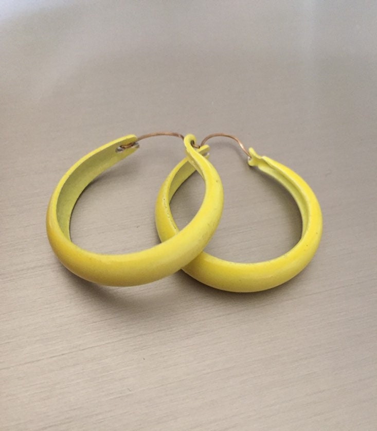 Vintage 1970 Gelbe Emaille Ohrringe Korb Hoops W/14K Gf Ohrhaken von LiamBySevanna