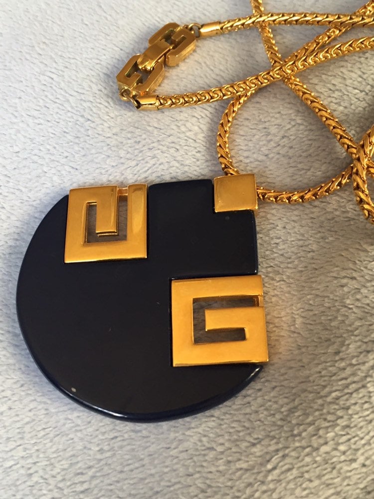 Vintage 1978 Givenchy Logo Halskette Mit Weizenkette W/Givenchy Box von LiamBySevanna