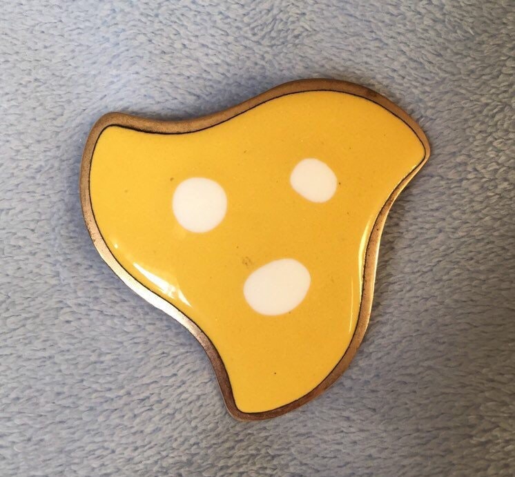 Vintage Freeform Gelbe Emaille Pin Brosche von LiamBySevanna