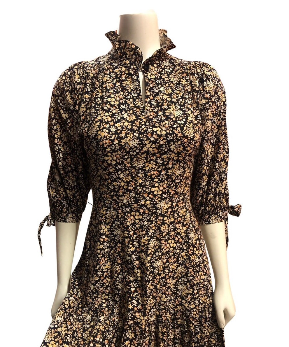 Vintage French Country Trend Dress Schwarzes Kleid Mit Winzigen Orangen Blumen von LiamBySevanna