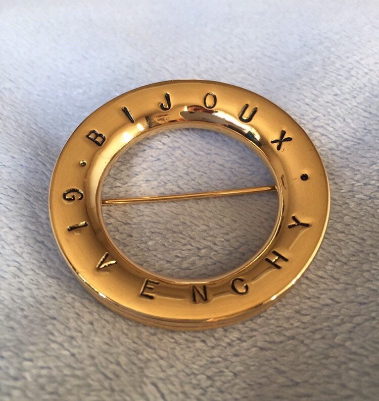Vintage Givenchy Bijoux Polierte Gold-Pin-Brosche Vintage Givenchy Bijoux Polierte Gold-Pin-Brosche von LiamBySevanna