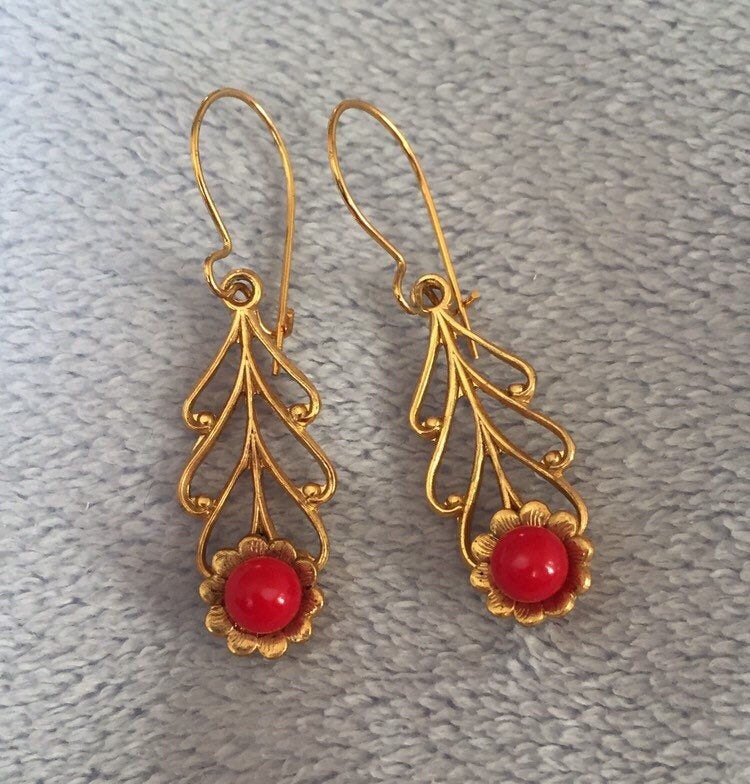 Vintage Gold Gefüllte Buttercup Rote Perlen Ohrhänger von LiamBySevanna