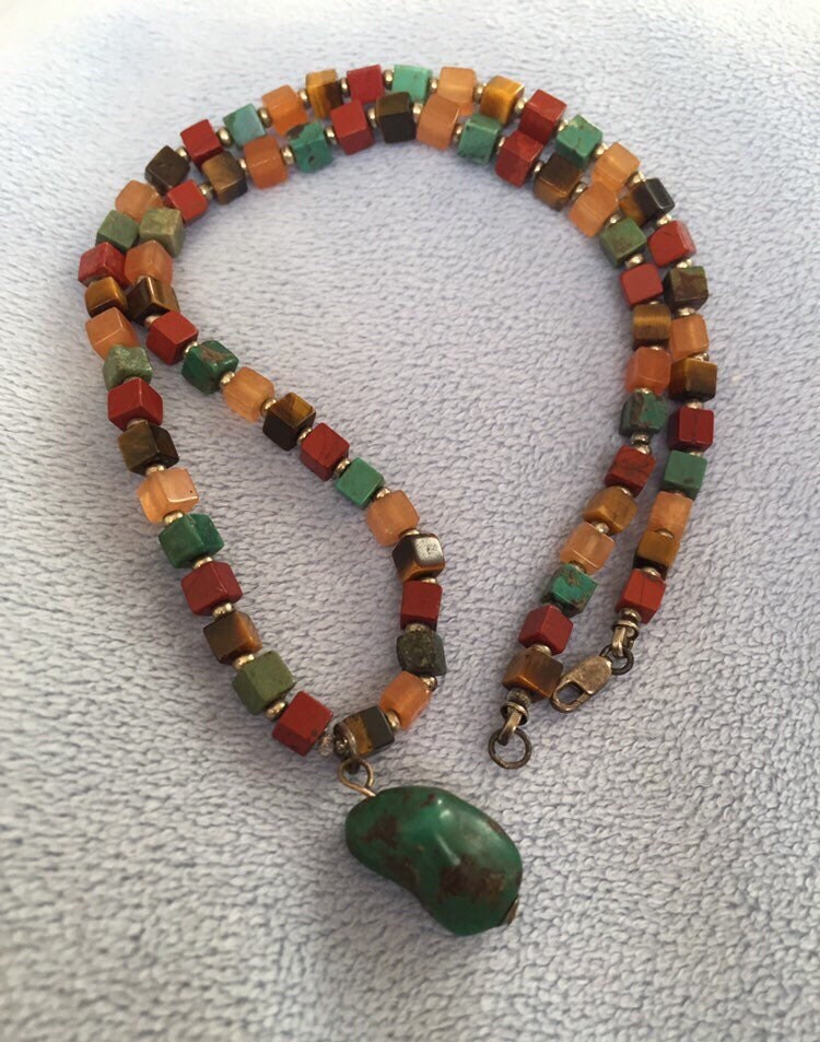 Vintage-Halskette Aus Winzigem Würfel Sterlingsilber Mit Mehreren Edelsteinen Und Buntem Anhänger Türkisfarbenem von LiamBySevanna