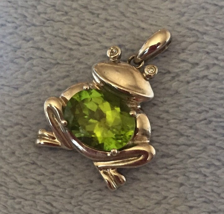 Vintage Sterling Silber Lucky Toad Frosch Charm Anhänger Mit Diamant Augen Peridot Körper von LiamBySevanna