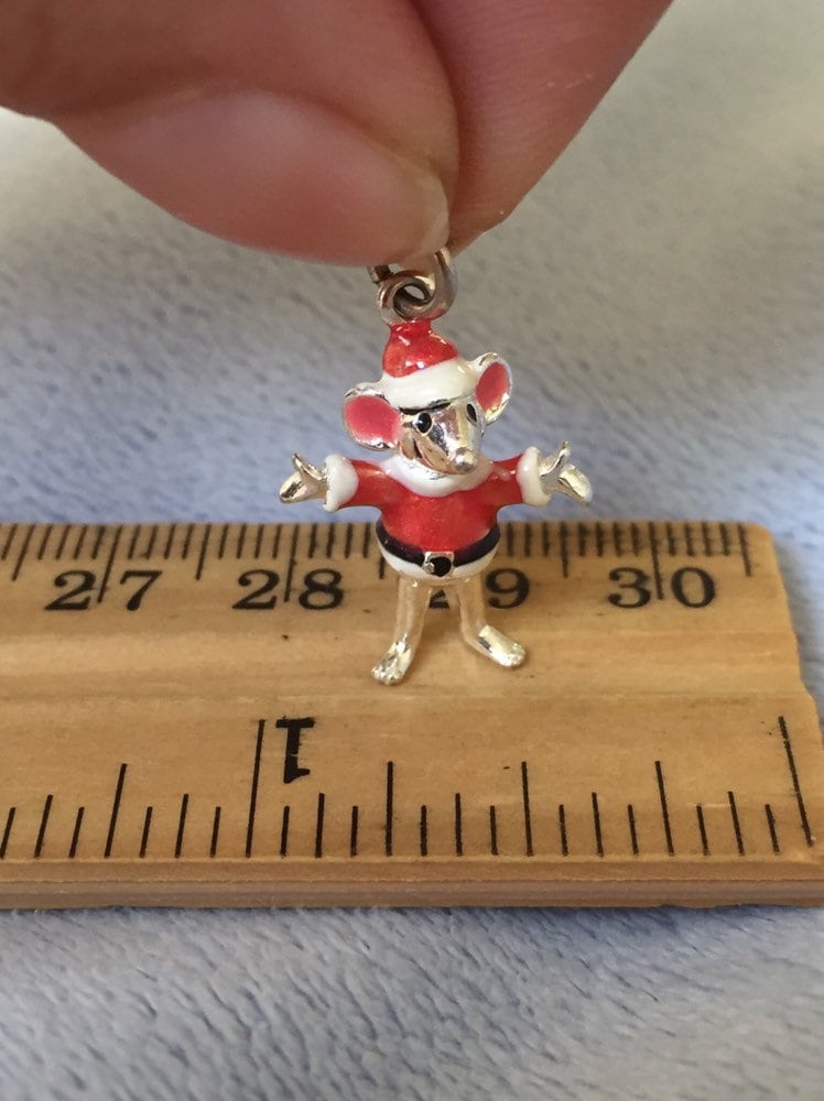 Vintage Sterling Silber Sehr Kleine Große Ohrmäuse Mit Roter Weihnachtsmannjacke Und Mütze Charm von LiamBySevanna