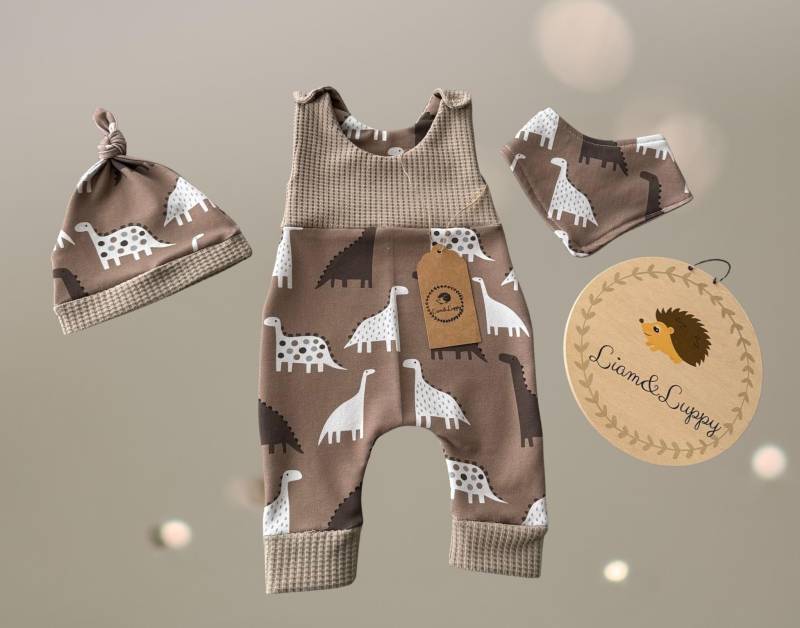 Handmade Baby Set Mit Dinosauriern - Latzhose, Mütze & Halstuch von LiamLuppyhandmade