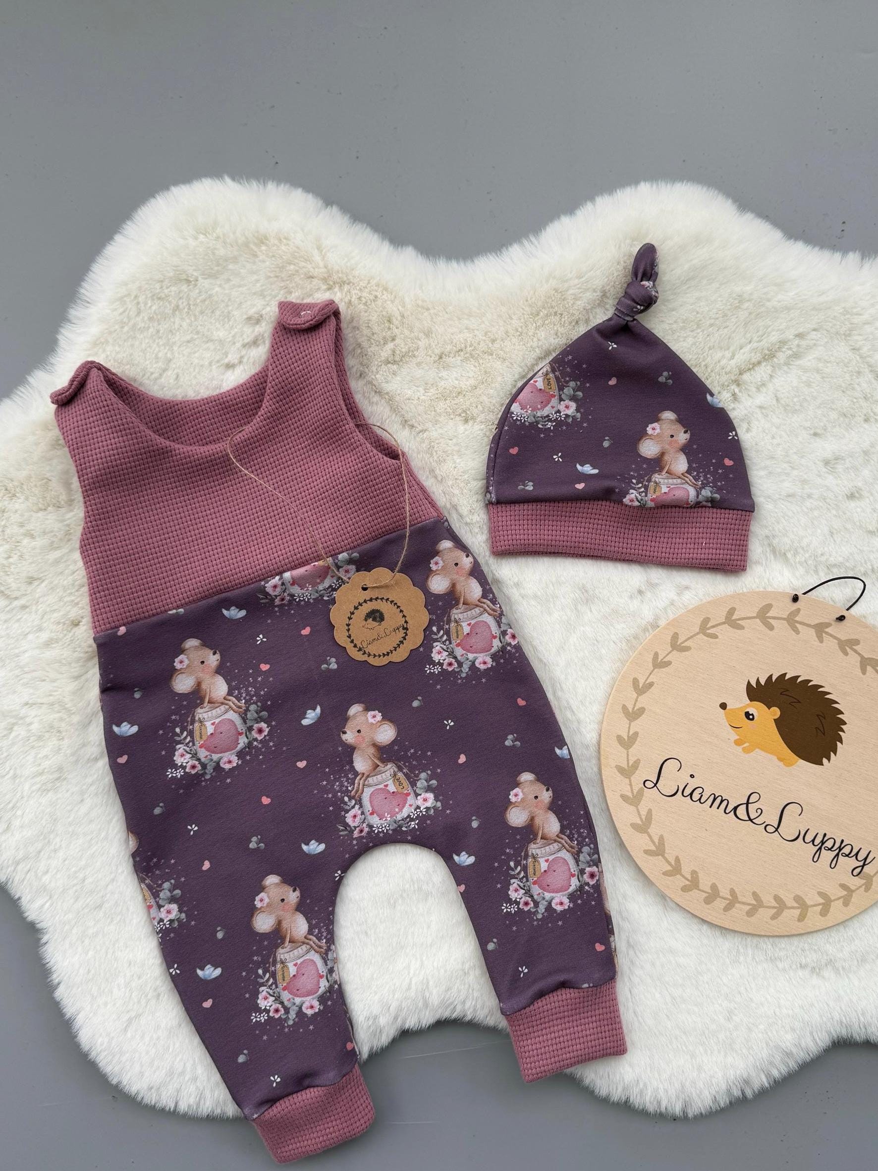Herbst Babyset Mäuschen - Handgenähtes Outfit in Pflaume | Handgefertigte Babykleidung Geschenk Zur Geburt Herbstoutfit Mädchen von LiamandLuppy
