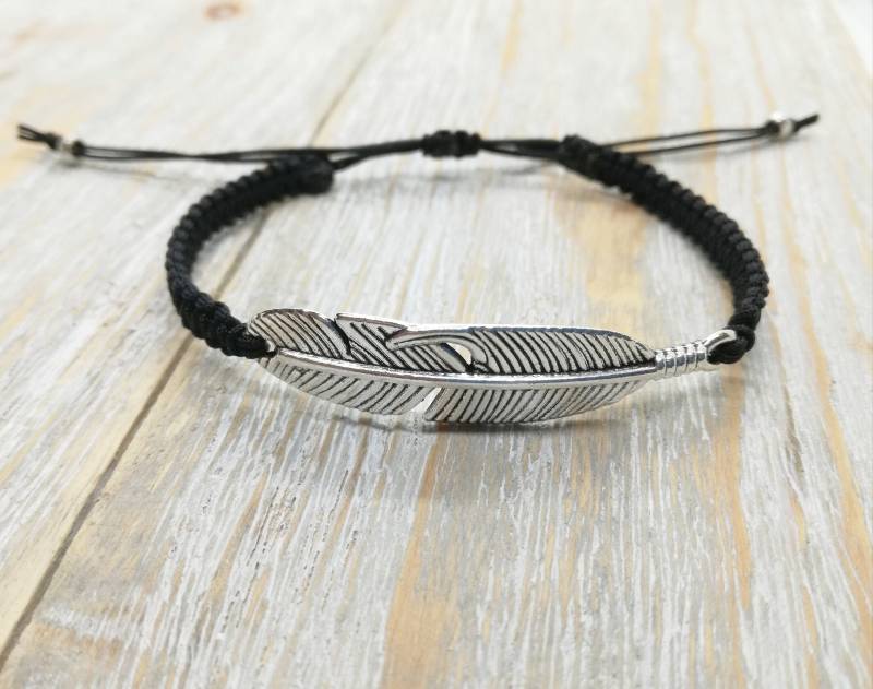 Feder Armband, Makramee Geflochtenes Verstellbares Boho Armband Mit Silberner Feder, Unisex Herrenarmband von LianaFrank