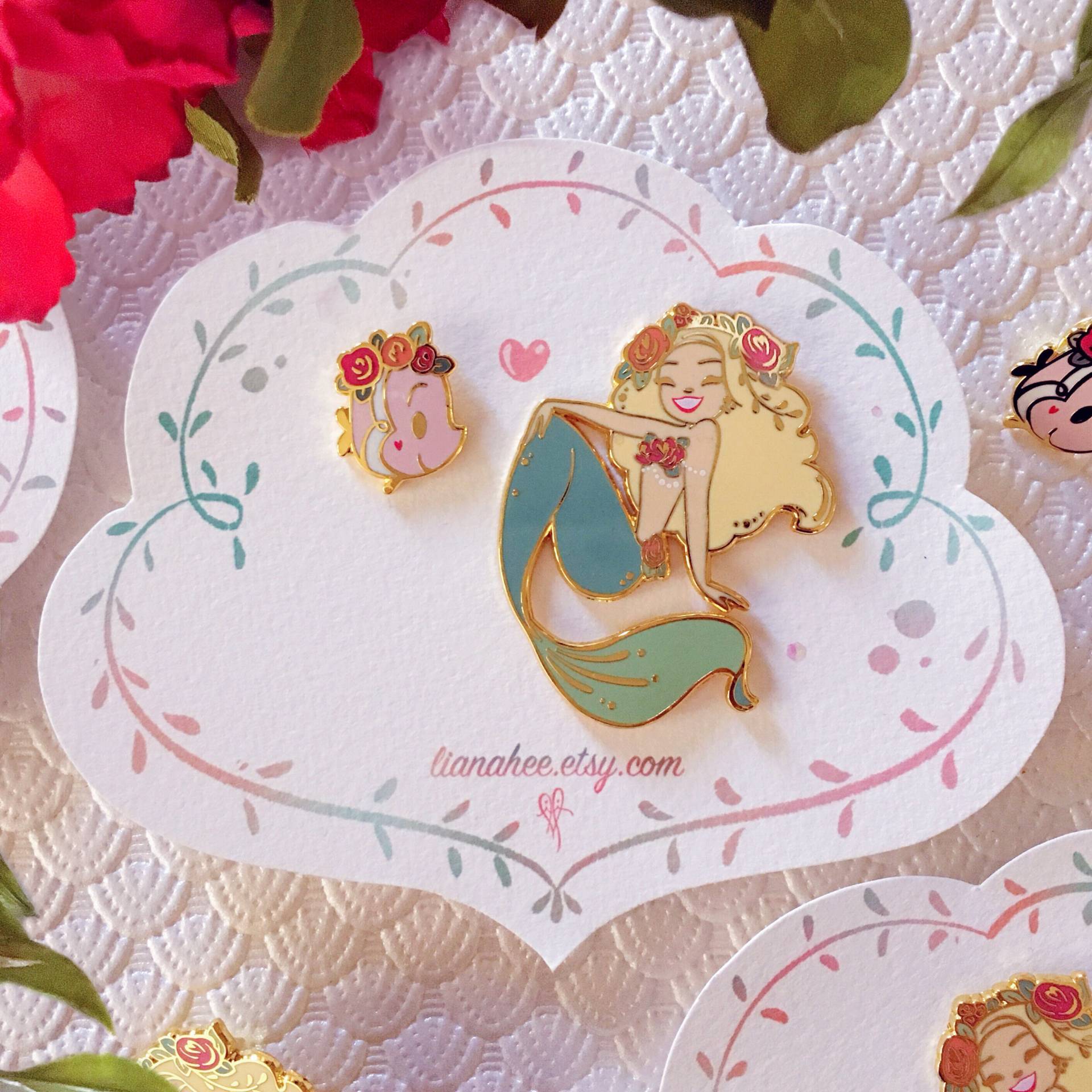 Limited Edition Blonde Blümchen Mini Mermie Pin Set Limited Edition Blonde Blümchen Mini Mermie Pin Set von LianaHee
