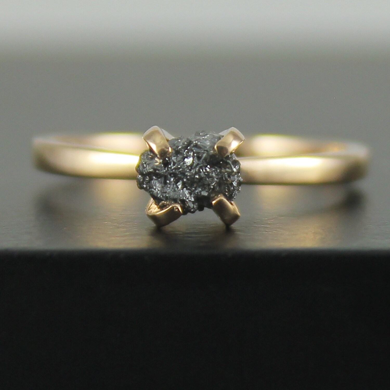 14K Rose Gold Ring Mit Schwarzem Rohdiamant - Ungeschliffener, Ungeschliffener Diamant Verlobungsring, Trauring, Solitär von LiansElegance