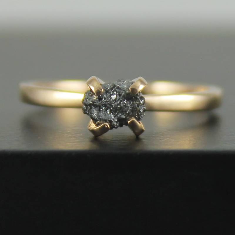14K Rose Gold Ring Mit Schwarzem Rohdiamant - Ungeschliffener, Ungeschliffener Diamant Verlobungsring, Trauring, Solitär von LiansElegance