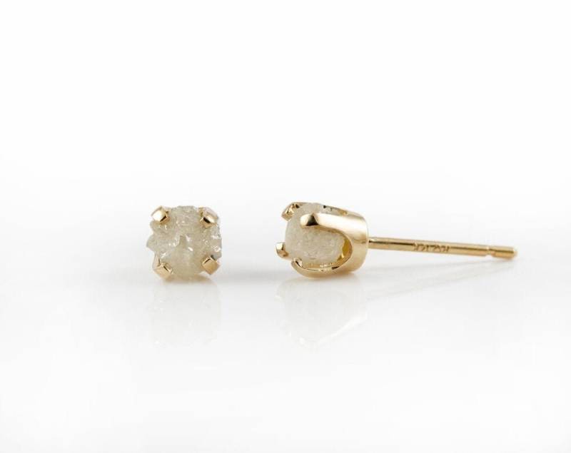 4 Mm 14K Gelbgold Ohrstecker Mit Rohdiamanten - Weißen Roh Diamanten Gold April Geburtstein von LiansElegance