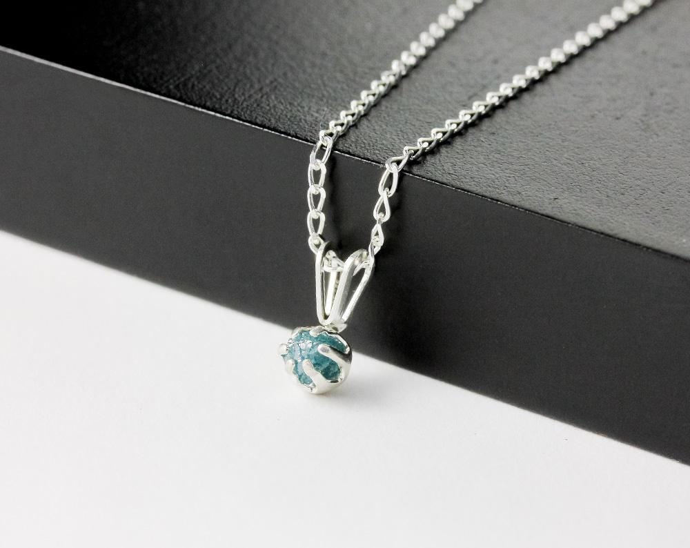 4 Mm Blaue Rohdiamant Anhänger Halskette - Sterling Silber Mit Natürlichen Konfliktfreien Diamant Seltener Blauer von LiansElegance