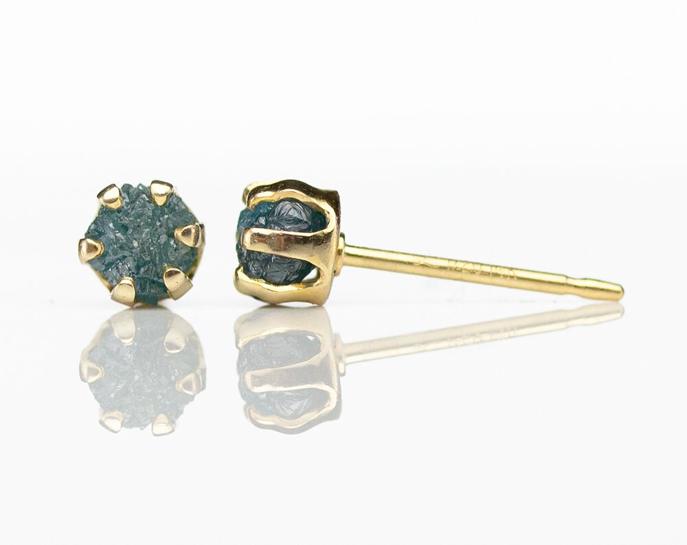 4mm Blaue Rohdiamant Gold Ohrringe - 14K Filled Ohrstecker Seltene Ungeschliffene Diamanten, Konfliktfrei von LiansElegance
