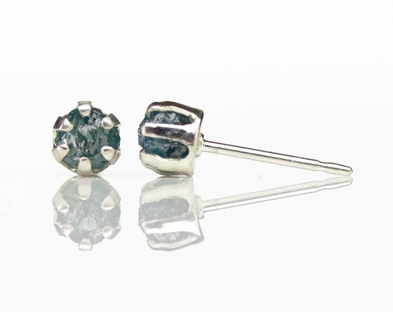 Blaue Rohdiamanten 4mm Ohrstecker - Seltene Unfertige Diamanten Konfliktfrei Sterling Silber April Geburtsstein von LiansElegance