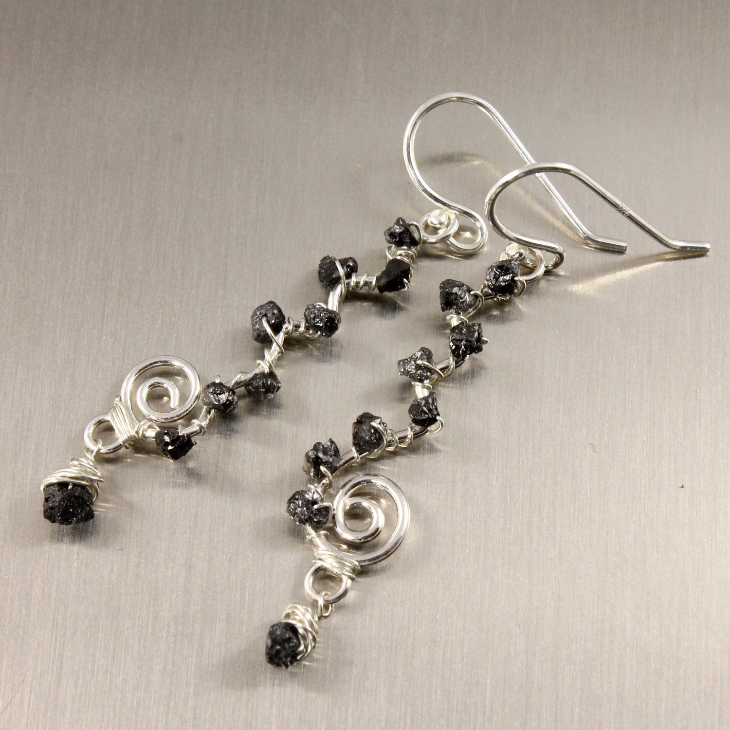 Draht Gewickelt Rohdiamant Ohrringe - Sterling Silber Gewellte Wirbel Links Weiß Schwarz Oder Blau Rohdiamanten April Geburtsstein von LiansElegance