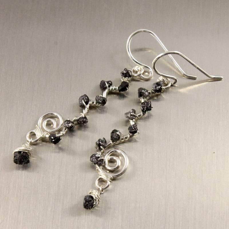 Draht Gewickelt Rohdiamant Ohrringe - Sterling Silber Gewellte Wirbel Links Weiß Schwarz Oder Blau Rohdiamanten April Geburtsstein von LiansElegance