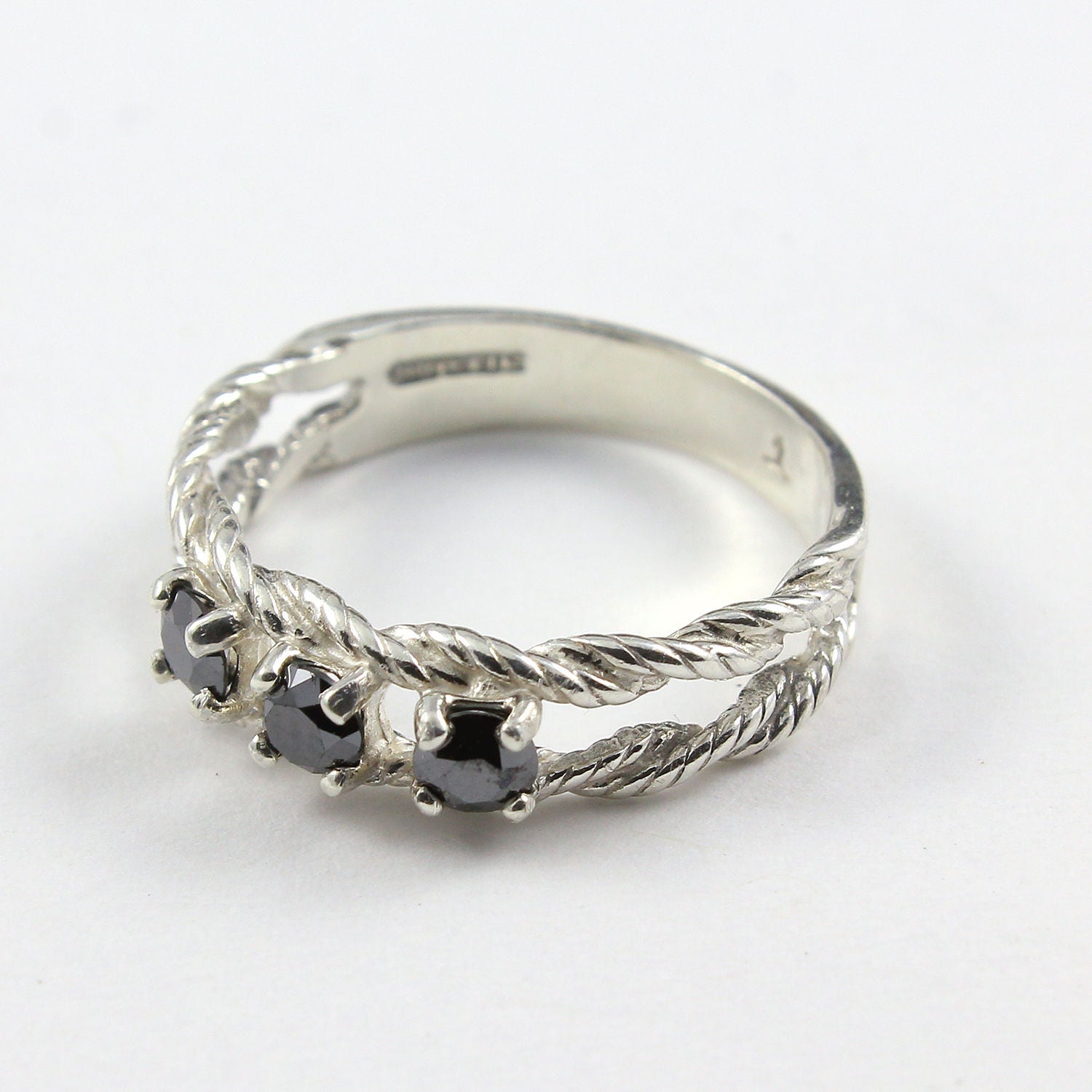 Geflochtener Ring Mit 3.5 Mm Polierten Schwarzen Diamanten - Im Brillantschliff Mutterring 585 Gold Oder Silber Multi-stein Geburtsstein von LiansElegance