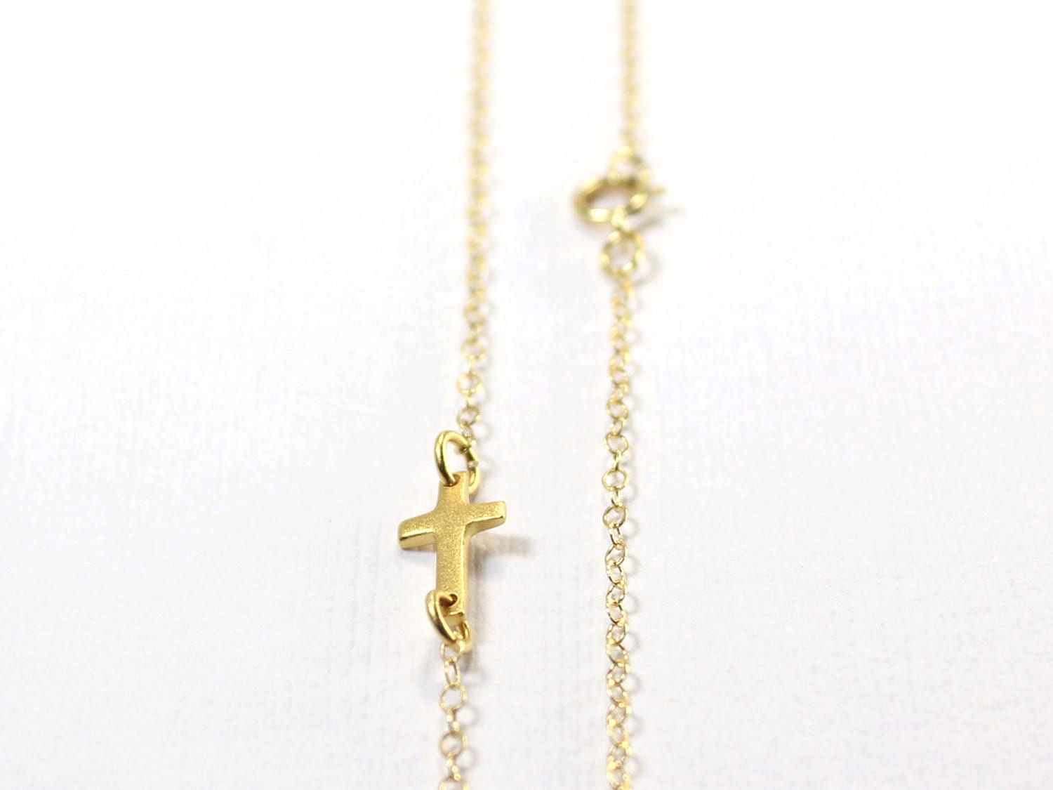 Kleines Seitliches Kreuz Halskette - 24K Vermeil Gold von LiansElegance