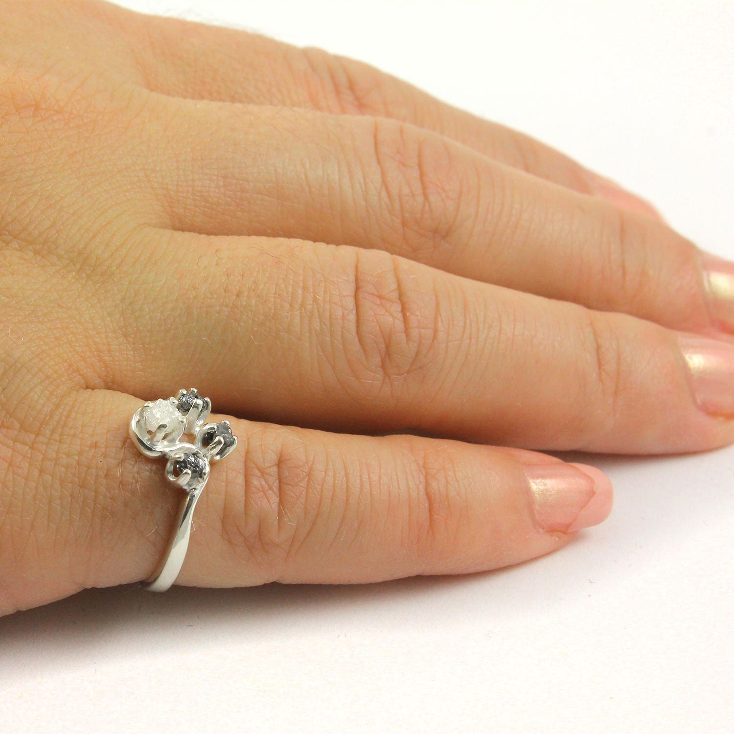 Multi Stein Diamant Ring - Rohdiamanten Schwarz Weiß Rohdiamanten, Multicolor Verlobungsring, Hochzeit Gold Oder Silber von LiansElegance