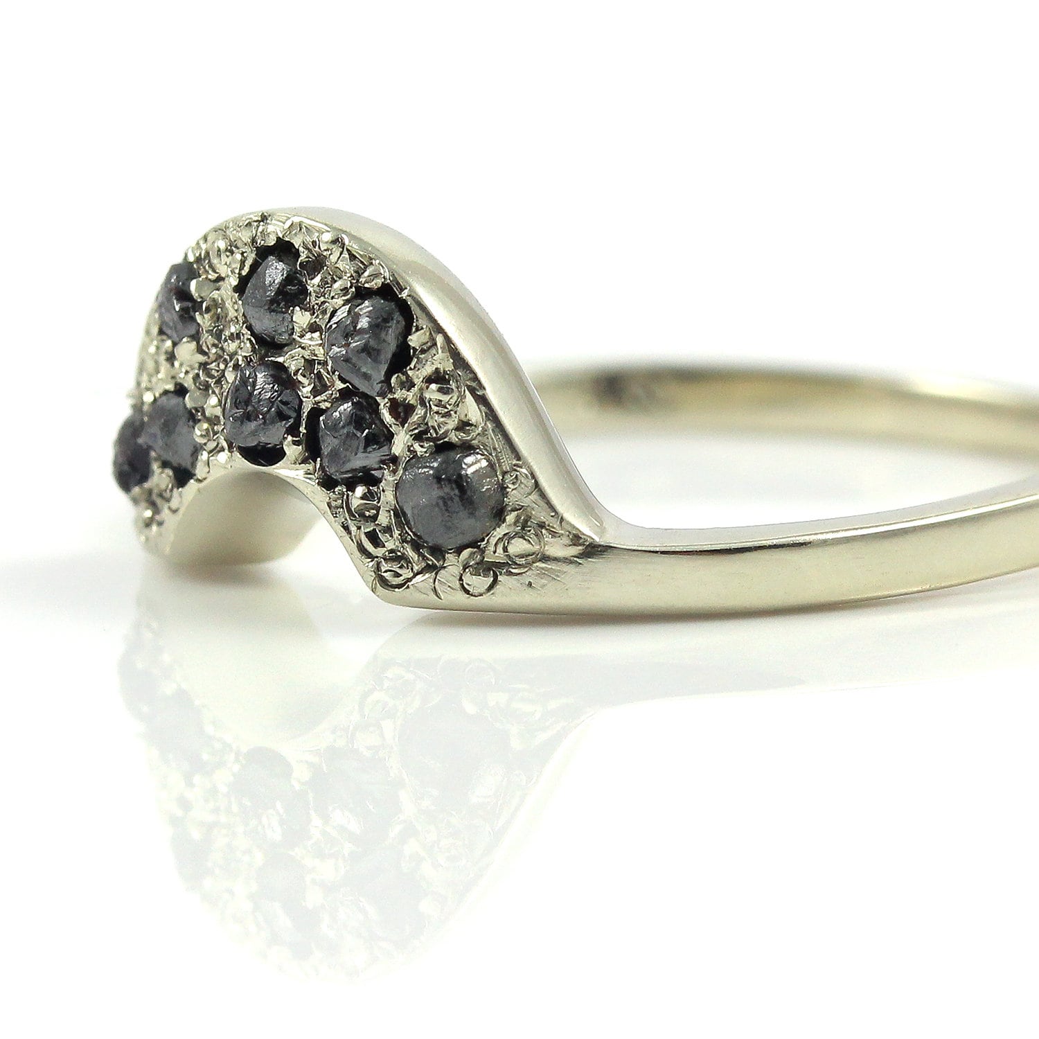 Personalisierter Trauring Mit Schwarzen Rohdiamanten - 14K Weißgold Passender Ring Für Band von LiansElegance