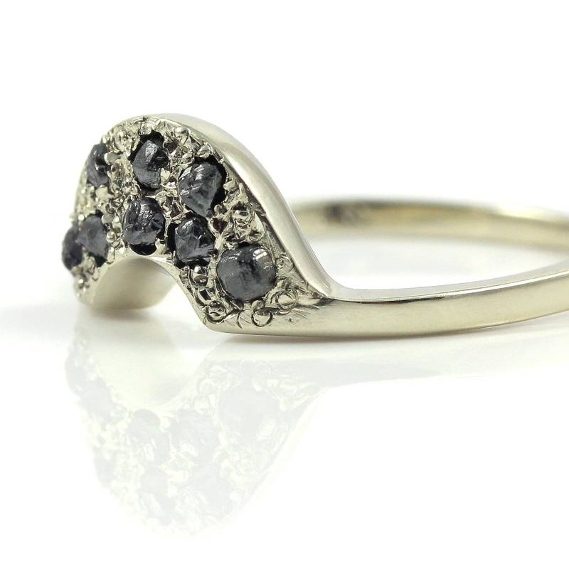 Personalisierter Trauring Mit Schwarzen Rohdiamanten - 14K Weißgold Passender Ring Für Band von LiansElegance