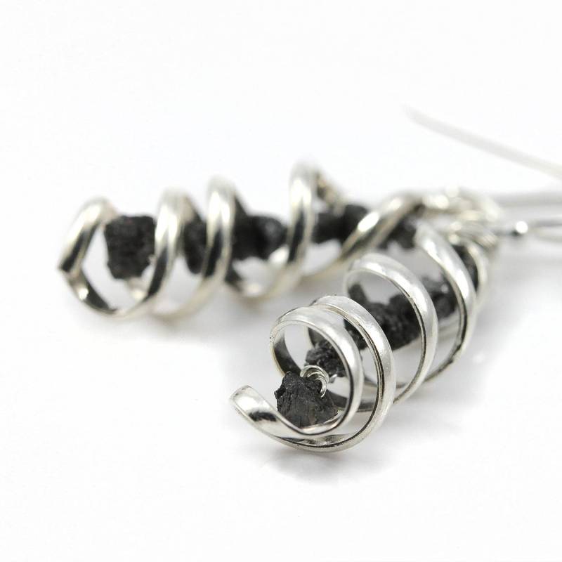 Rohdiamanten Ohrringe - Muttertagsgeschenk Sterlingsilber Spiralanhänger Baumelnde Schwarze April Geburtsstein von LiansElegance