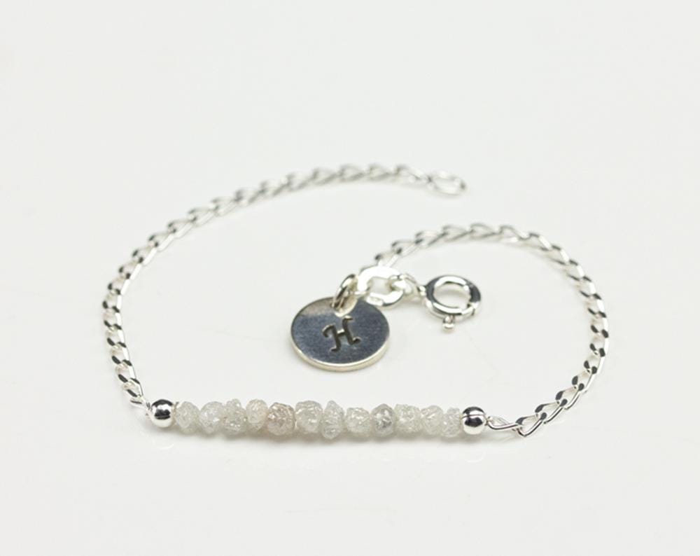 Rohe Rohdiamant Armband - Silber Mit Weißen Diamanten Und Initial Disk Personalisierte Tag Armband, Monogramm von LiansElegance
