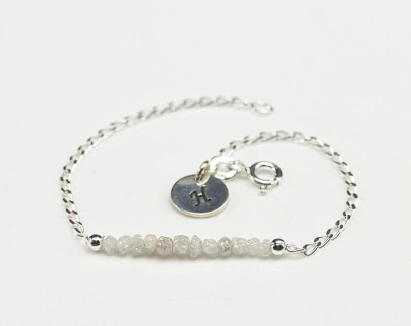 Rohe Rohdiamant Armband - Silber Mit Weißen Diamanten Und Initial Disk Personalisierte Tag Armband, Monogramm von LiansElegance