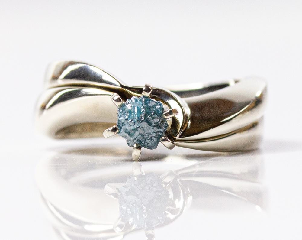 Roher Diamant Verlobungsring Set - 14K Weißgold Twisted Design Ring Ehering Blauer Ungeschnittener Unfertiger Konflikt von LiansElegance