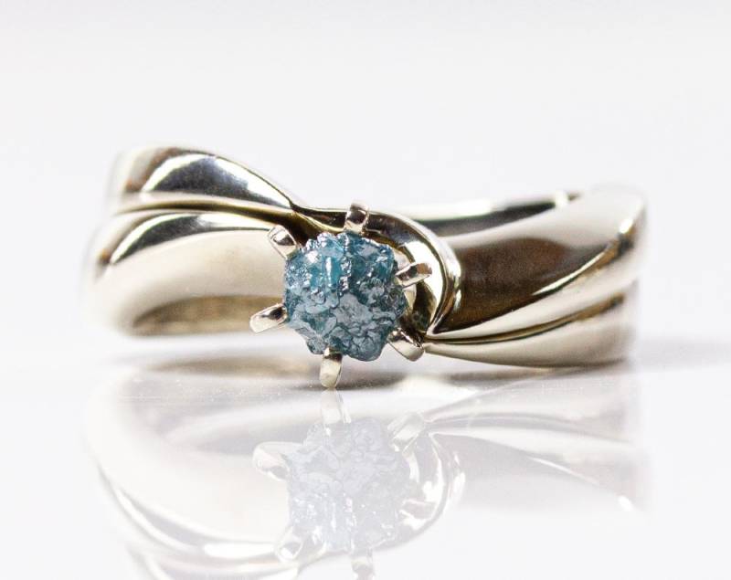 Roher Diamant Verlobungsring Set - 14K Weißgold Twisted Design Ring Ehering Blauer Ungeschnittener Unfertiger Konflikt von LiansElegance