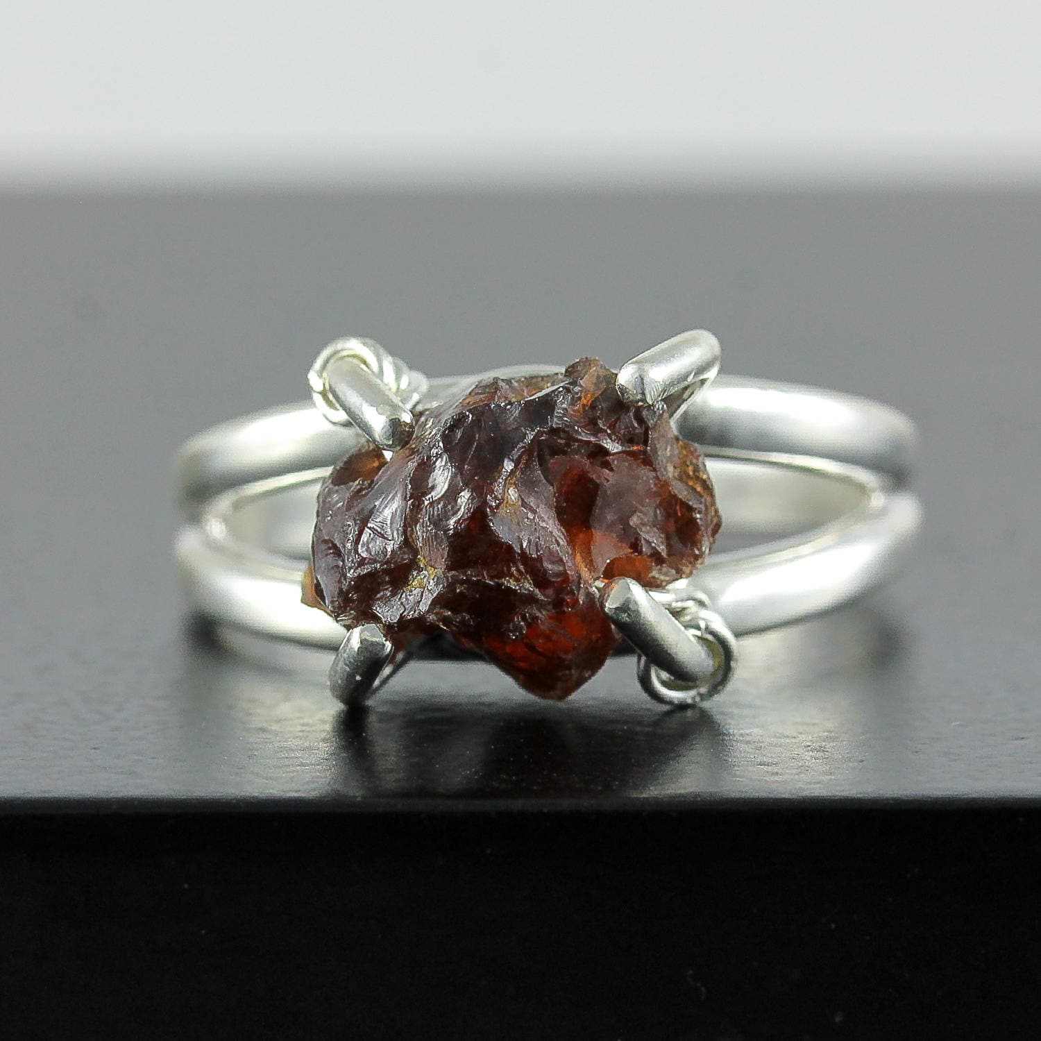 Roher Granat Ring - Rauer Natürlicher Rohstein Januar Geburtsstein Geschenkidee Sterling Silber von LiansElegance