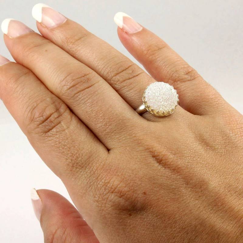 Runde Druzy Stein Ring - Quarz Druzzy Sterling Silber Weiße Lünette Druse April Birthstone von LiansElegance