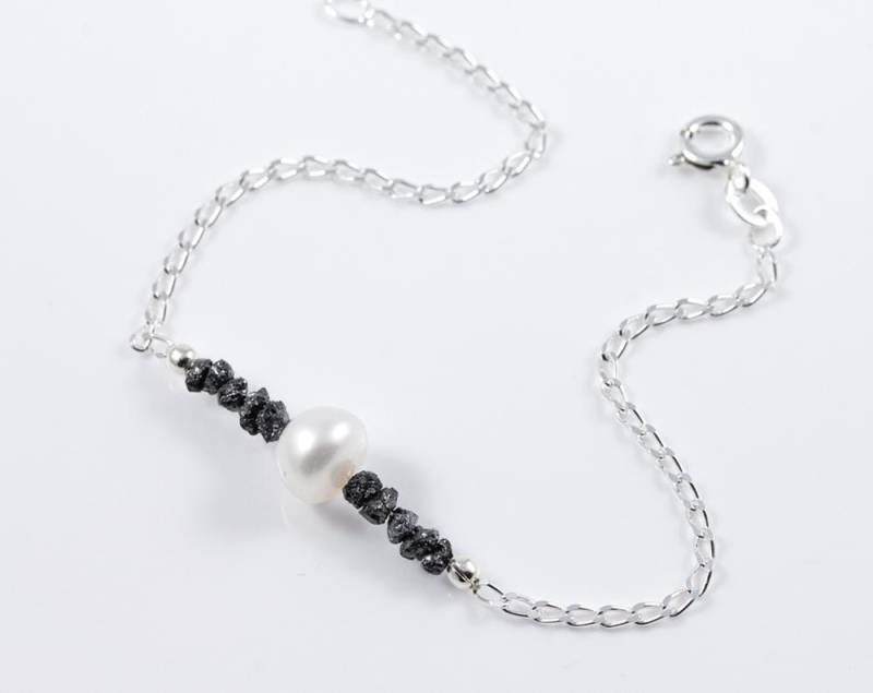 Schwarzer Rohdiamant Armband Mit Initial - Sterling Silber Perle Und Diamant Personalisierter Schmuck von LiansElegance